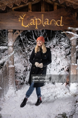 Click to view full size image
==============
Emma_-_Celebrities_Visit_Lapland_UK_2023_28129.jpg Emma_-_Celebrities_Visit_Lapland_UK_2023_28129.jpg