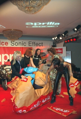 Click to view full size image
==============
SG_-_Aprilia_Scooter__France_Promotion1998_281829.jpg SG_-_Aprilia_Scooter__France_Promotion1998_281829.jpg