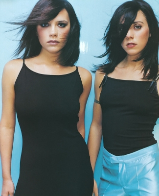 Click to view full size image
==============
1998_-_Set_6_Vogue_28529.jpg 1998_-_Set_6_Vogue_28529.jpg