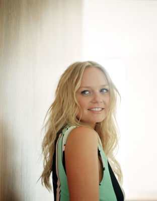Click to view full size image
==============
Emma_-_Set_2_28729.jpg Emma_-_Set_2_28729.jpg