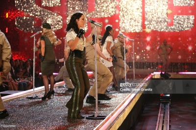 Performance_-_Victoria_s_Secret_Fashion_Show_2007_2867529.jpg