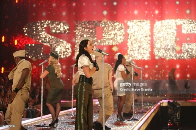Performance_-_Victoria_s_Secret_Fashion_Show_2007_2867729.jpg