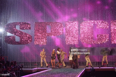 Performance_-_Victoria_s_Secret_Fashion_Show_2007_2868529.jpg